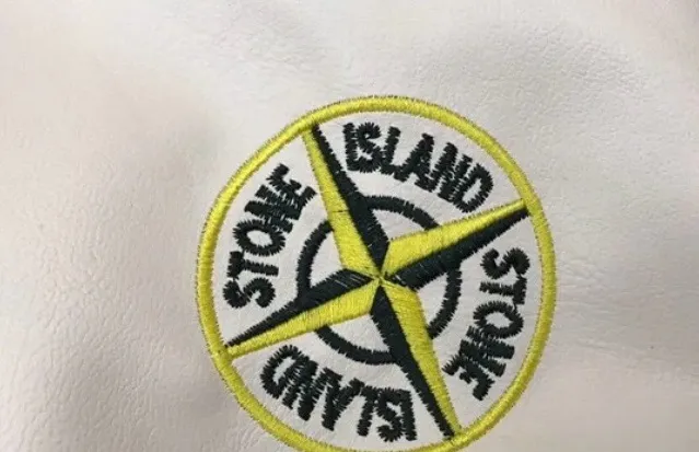 P230 Stone Island spliced PU leather and cotton baseball jacket (couples style three-color hair) Sheep long velvet body spliced PU leather sleeves, custom full towel embroidered logo on the chest and back. Three threads on the cuffs, hem and neck 1:1 custom dyeing No change in shape Original buttons restored 1:1 Loose and versatile Unique design must-have items for fashionistas Double hang tags Double wash Original armbands Couple style three-color hair: black, green, blue Style number: A01# Size: M-2XL